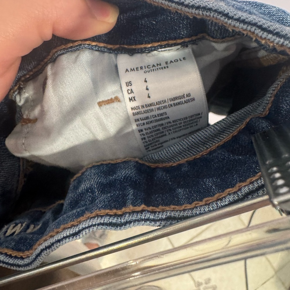 American Eagle medium wash mom jean - Picture 4 of 5